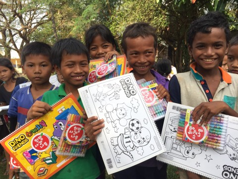 한국청소년연맹 희망사과나무가 캄보디아 아이들의 꿈이 담길 스케치북과 색연필을 후원했다. 사진은 캄보디아 빈민지역 아이들이 학용품을 받고 있다