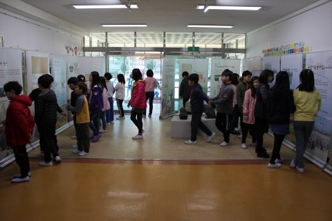 수미초등학교 학생들이 전시회를 관람하고 있다