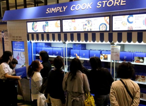 현대백화점 판교점 식품관에 오픈한 GS리테일의 심플리쿡 팝업 스토어에서 고객들이 심플리쿡에 관심을 보이고 있다