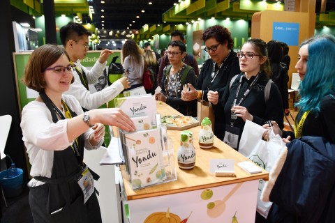 샘표 스페인지사 관계자가 관람객들에게 요리에센스 연두를 설명하고 있다