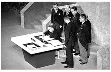 샌프란시스코 강화조약에 서명하고 있는 요시다 시게루 일본총리와 관료들(자료사진 출처 : 위키백과사전)
