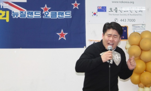 (제공) okja.org / ‘사랑의 트위스트’로 영예의 최우수상을 차지한 윤준석 씨가 열창하고 있다.