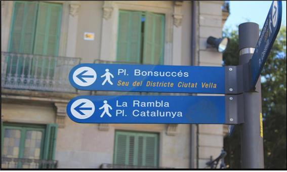 스페인어와 카탈루냐어가 병기되어 있는 바르셀로나 거리의 표지판