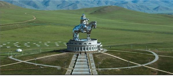 몽골 울란바토르 외곽에 자리하고 있는 징기스칸 기마상 (출처 : 네이버)