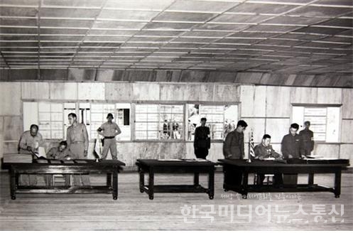 1953. 7. 27 휴전협정 조인식 모습(출처 : 네이버)