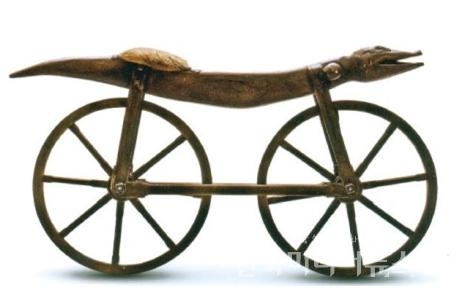 자전거의 조상이라 할 수 있는 셀레리페르 모습