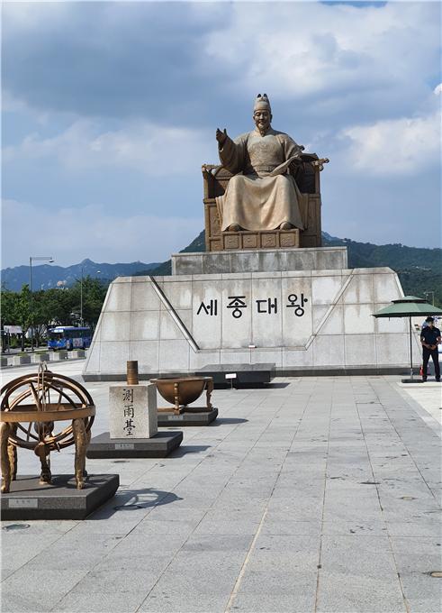 한글을 만든 세종대왕 동상(광화문 광장에서 필자 촬영)