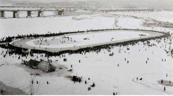 1956년 이촌동과 노량진 근처에서 열렸던 빙상경기 모습