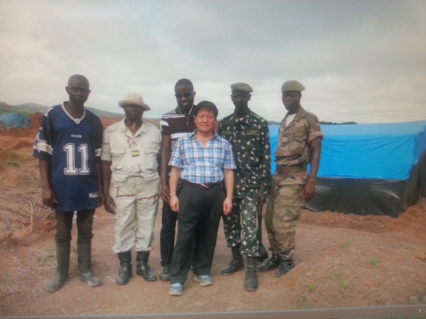 기니정부에서 협조한 군인,경찰,보안사 등 경호원들의 경호를 받고 있는 박지곤 회장