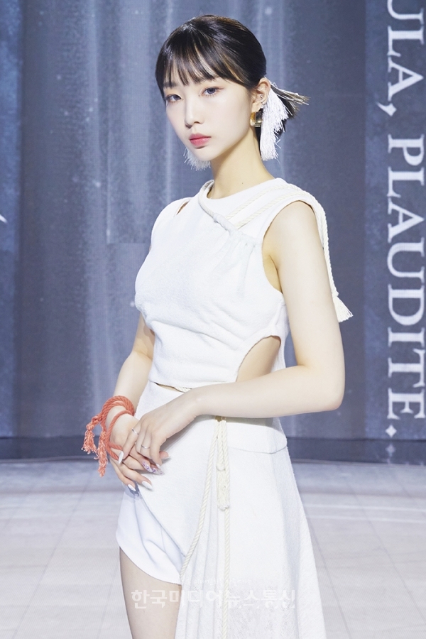 [KM포토] 이달의 소녀(LOONA) 여진 반전 매력을 뽐내는 여신... [KM포토] 이달의 소녀(LOONA) 여진 반전 매력을 뽐내는 여신