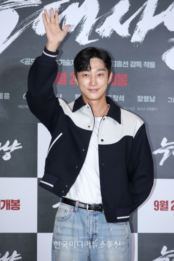 [KM포토] 진영 '팬들에게 보내는 인사'