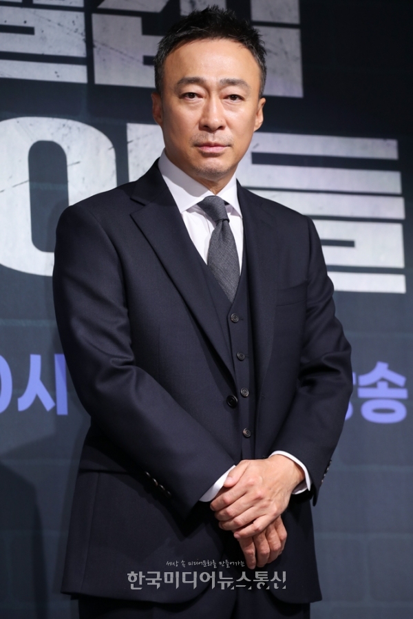 [KM포토] 이성민 분위기 반전~ < 포토뉴스 < 방송연예 < MP (Media Post) < 기사본문 - 한국미디어뉴스통신 [KM포토] 이성민 분위기 반전~