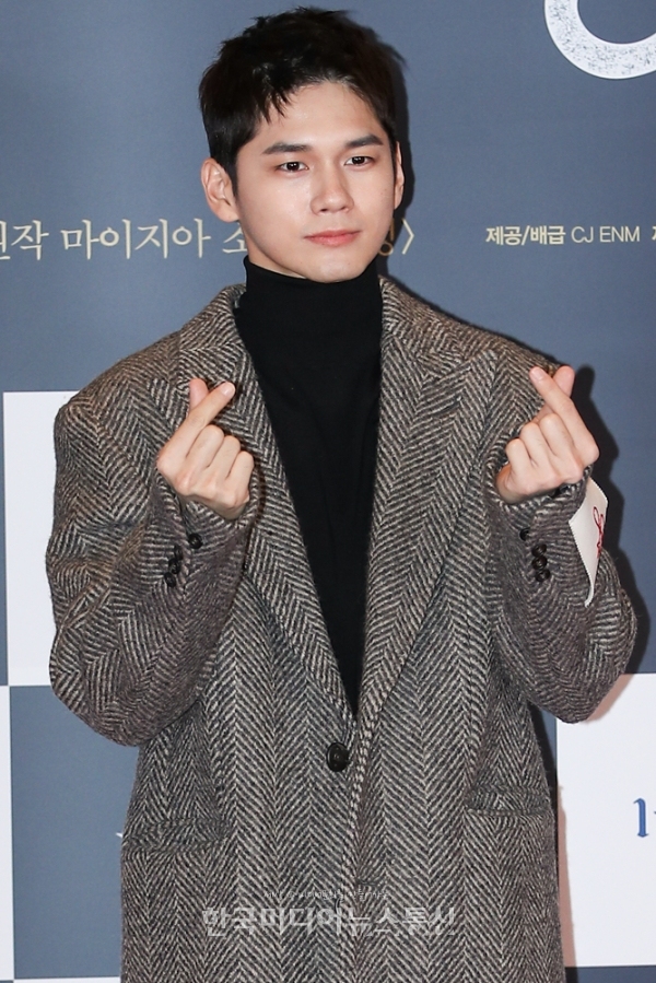 [KM포토] 옹성우 '양손에 하트를 든 훈남'