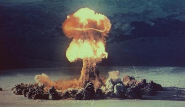 1957년 미국 네바다 사막에서 실시된 핵실험장면 (출처 : 네이버)
