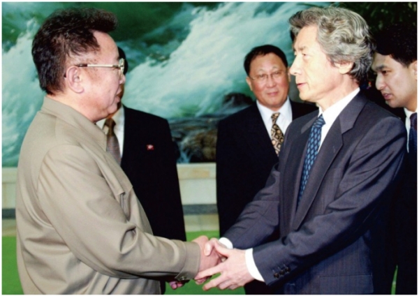 2002. 9. 17. 평양을 방문한 고이즈미 총리를 맞이하는 김정일 국방위원장
