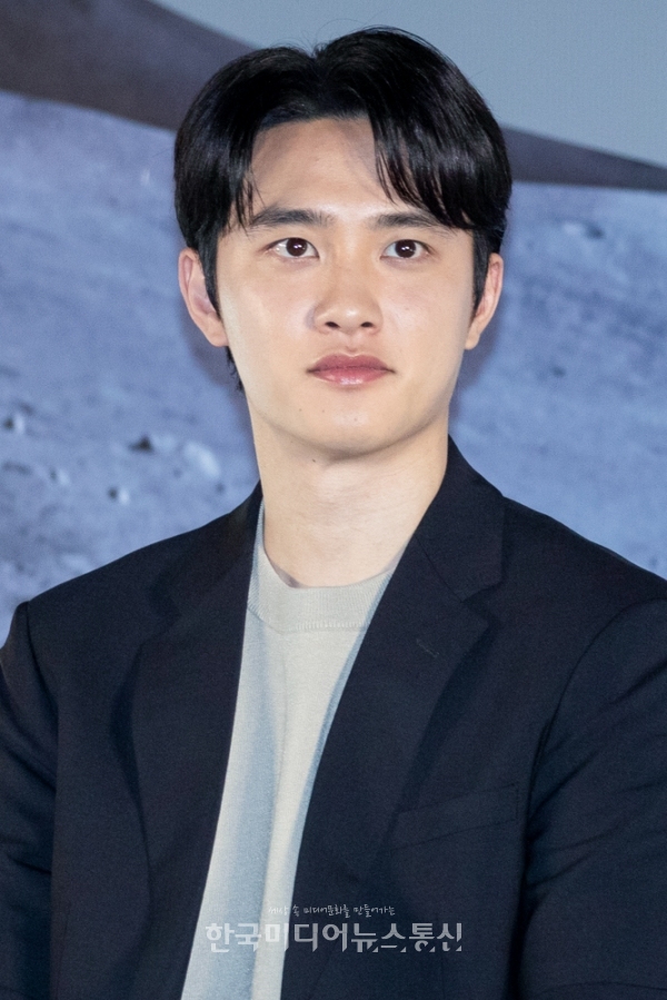 구해야만 하는 막내 < 포토뉴스 < 방송연예 < MP (Media Post) < 기사본문 - 한국미디어뉴스통신 [KM포토] 도경수 우주에서 구해야만 하는 막내