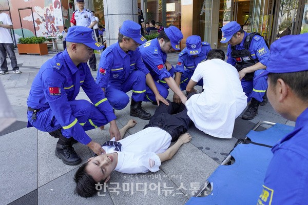 [사진] 응급구조 시범 보이는 中 의료진