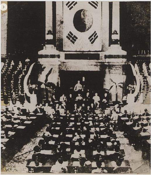 1946년 제헌 국회 이승만 초대의장 연설 장면 (출처 : 네이버)