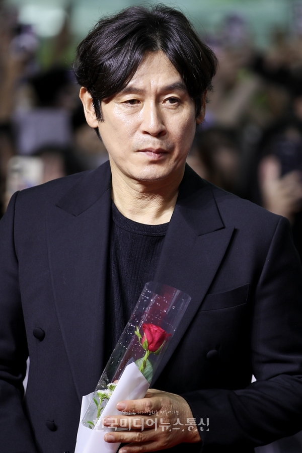 [KM포토] 설경구 꽃을 든 남자 < 포토뉴스 < 방송연예 < MP (Media Post) < 기사본문 - 한국미디어뉴스통신 [KM포토] 설경구 꽃을 든 남자