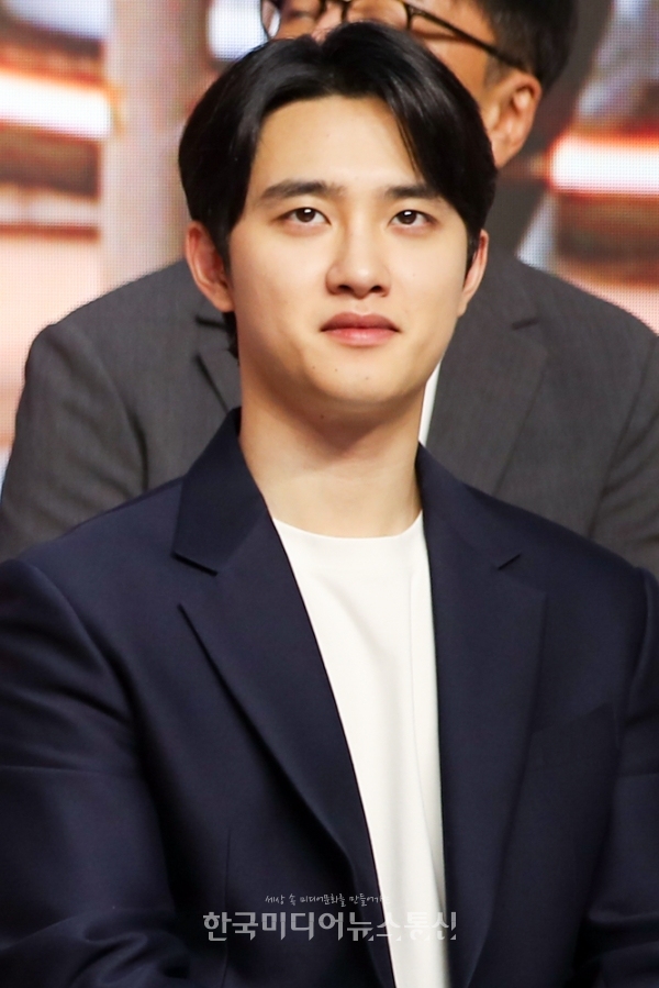 [KM포토] 도경수 진지한 막내 < 포토뉴스 < 방송연예 < MP (Media Post) < 기사본문 - 한국미디어뉴스통신 [KM포토] 도경수 진지한 막내