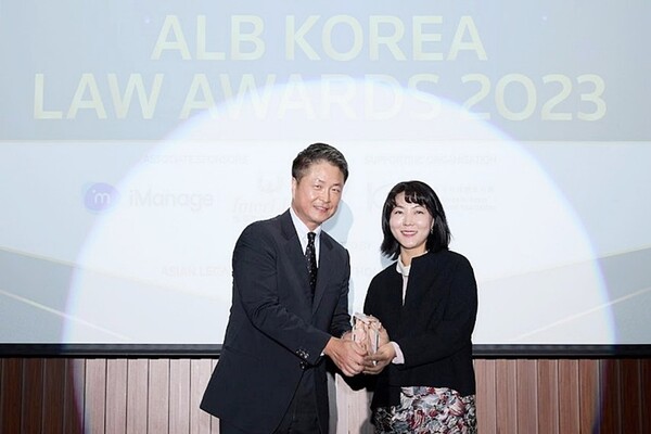 ALB Korea Law Awards 2023 시상식에서 남지선 한미약품 법무팀장(오른쪽)이 수상 후 기념촬영을 하고 있다.