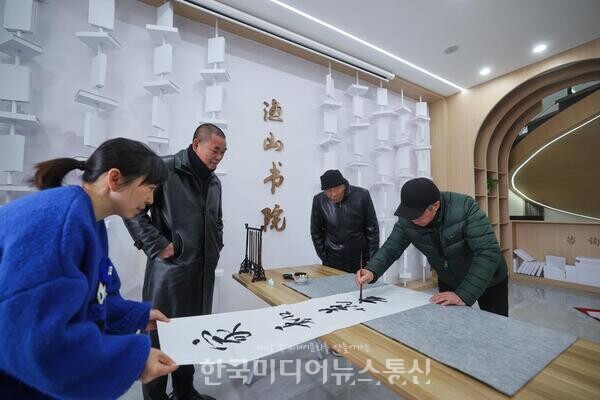 [사진] 춘련 쓰기에 열중한 中 산팅촌 주민들