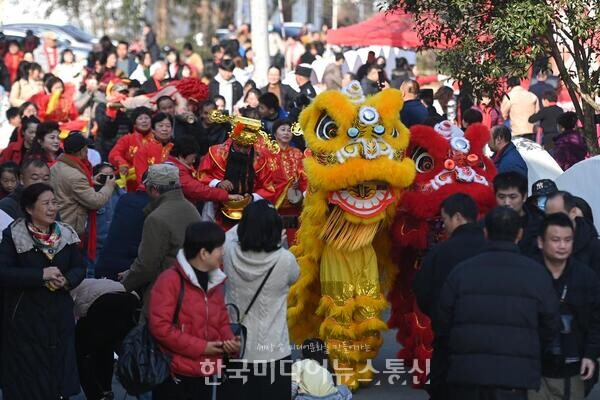 [사진] 中 후저우시, 농촌 신년맞이 행사에 등장한 사자춤