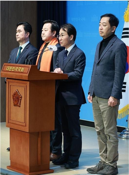 제3지대 4개 세력이 ‘개혁신당’ 합당 발표하는 모습(출처 : 연합뉴스)
