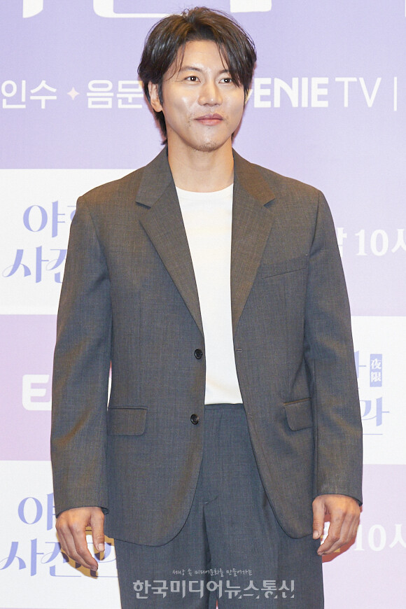 [KM포토] 음문석 '부친상 이후 만남 작품, 대본 리당하며 오열'