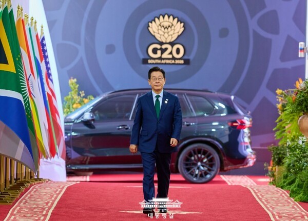 이재명 대통령이 7박 10일 순방을 마치고 귀국했다. 방산·AI·에너지 협력 성과를 바탕으로 규제혁신·물가 안정·사법개혁 등 국내 현안 해결에 속도를 낼 전망이다. / 대통령실 제공