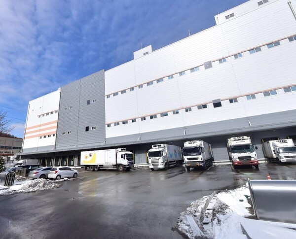 경기 광주 쿠팡 물류센터에서 50대 계약직 근로자가 새벽 작업 중 쓰러져 사망했다. 최근 반복되는 물류센터 사망 사고와 과로 구조, 노동 안전 문제를 함께 짚는다. / 쿠팡광주센터